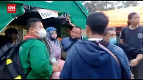 VIDEO: Kelelahan, Pemudik Perempuan Pingsan Saat Dibonceng Suami