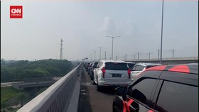 VIDEO: Pantauan Macet Parah di Tol Layang MBZ Arah Cikampek