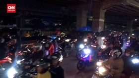 VIDEO: Pemudik Bermotor Tumpah Ruah Di Jalan Raya Kalimalang