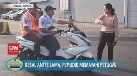 VIDEO: Kesal Antre Lama, Pemudik Memarahi Petugas