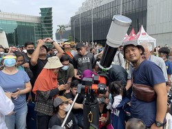 Warga Ramai Datangi Taman Ismail Marzuki saat Gerhana Matahari Hibrida