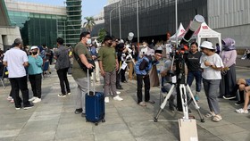 Heboh Warga Lihat Gerhana Matahari Hibrida di Planetarium Jakarta