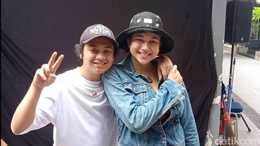 img-title Terlalu Bucin, Ini Bentuk Support Sitha Marino untuk Bastian Steel