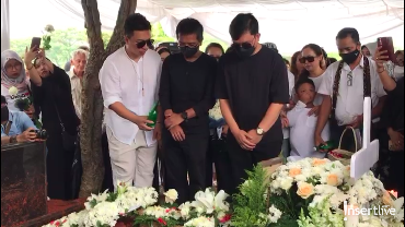 img-title Tatapan Nanar Para Anggota Kahitna di Pemakaman Carlo Saba