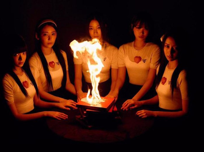 Dalam teaser yang diunggah di akun Instagram resmi mereka, ke-lima anggota LE SSERAFIM tampak berpose dengan berbagai konsep berbeda. Yang pertama adalah konsep misterius./ foto: instagram.com/le_sserafim