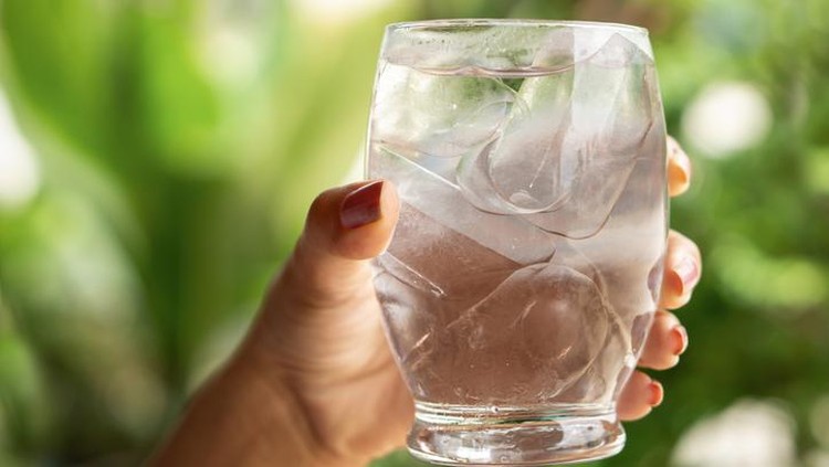 Efek minum minuman dingin Jangan Konsumsi Minuman Dingin Saat Cuaca Panas, Ini Sebabnya