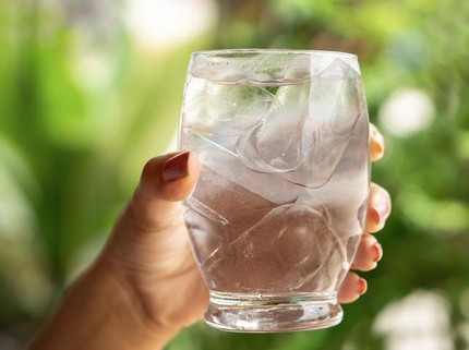 Minum Air Es saat Cuaca Panas Timbulkan Bahaya Kesehatan? Ini Penjelasannya
