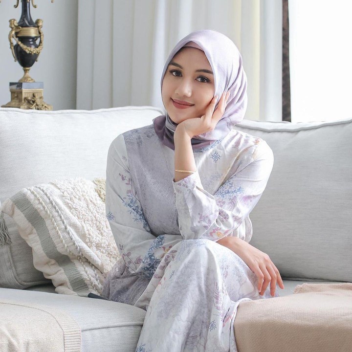 <p>Tak hanya itu, penampilan Erina Gudono yang berhijab ketika buka bersama juga menjadi buah bibir netizen yang menduganya tengah hamil. <em>"Mbak erina sedang isi kah?"</em> celetuk akun @yaya*****. <em>"Sehat2 bumil @erinagudono,"</em> kata @neinawa****. (Foto: Instagram @erinagudono)</p>