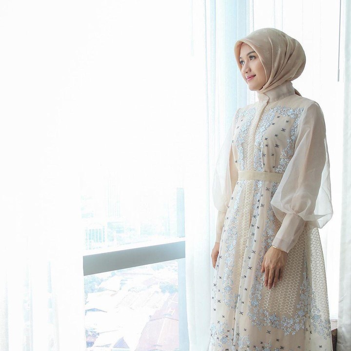 <p>Penampilan terbaru Erina Gudono sukses curi perhatian. Istri Kaesang Pangarep itu terlihat beberapa kali tampil berhijab di bulan Ramadan ini, Bunda. (Foto: Instagram @erinagudono)</p>