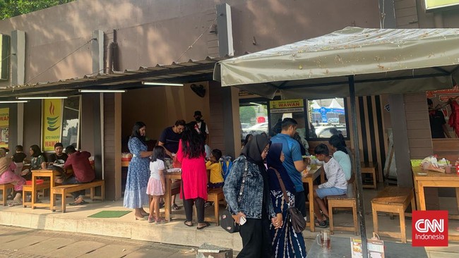 Menjelang Hari Raya Idulfitri 1444 H yang jatuh besok, Sabtu (22/4), ruas jalan tol Jakarta-Cikampek dan rest area nampak sepi pemudik.