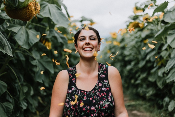 Ilustrasi perempuan menerapkan cara berpikir nothing to lose/Foto: Unsplash/Priscilla du preez