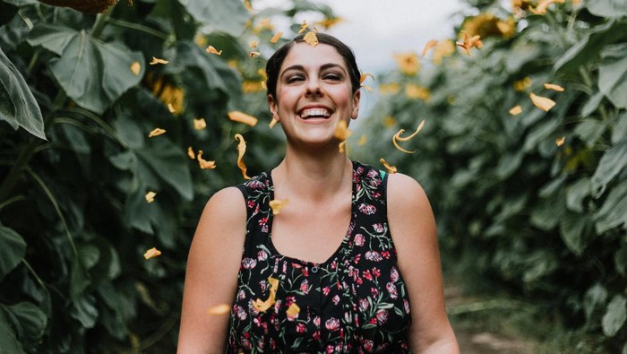 Ilustrasi perempuan menerapkan cara berpikir nothing to lose/Foto: Unsplash/Priscilla du preez