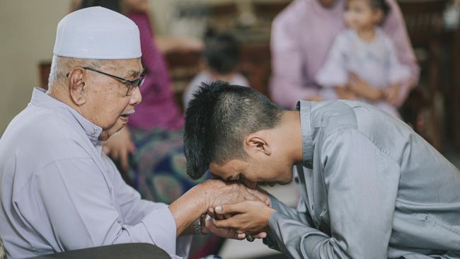 Kebahagiaan dan keberkahan hidup seseorang sangat bergantung pada bagaimana ia memperlakukan orang tuanya.