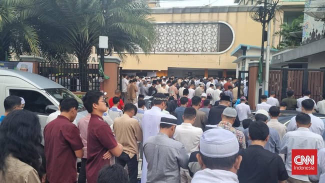 Lantunan doa dan takbir menggema ketika ribuan jemaah Muhammadiyah membanjiri sejumlah titik lokasi salat id yang digelar di Jakarta.