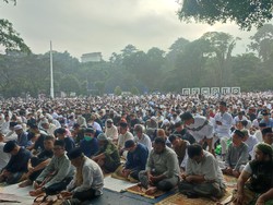 Jemaah Padati Salat Idul Fitri di Lapangan Sempur Bogor