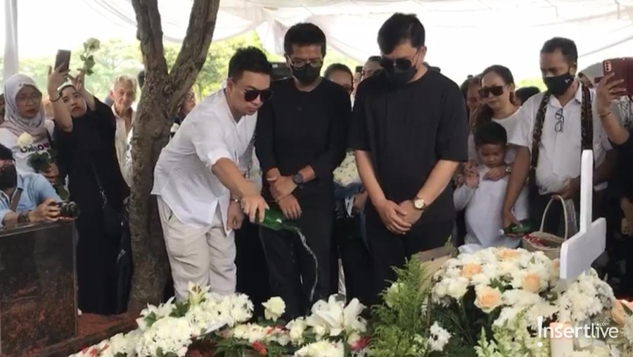 Kahitna melepas Carlo Saba