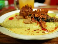 Uniknya Cara Makan Ketupat Kandangan Khas Kalimantan Selatan