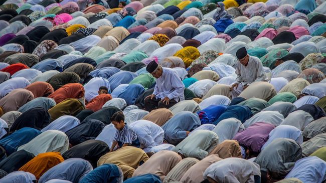 Usai mengumandangkan takbiratul ihram, umat Muslim dianjurkan membaca tasbih. Berikut bacaan 7 dan 5 kali takbir pada salat Idul Fitri.