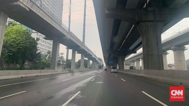 Berbeda dengan H-3 sampai H-2 lalu, arus mudik pada pagi H-1 jalur Tol Dalam Kota hingga ruas Tol Japek pada KM 57 terpantau lebih lancar.