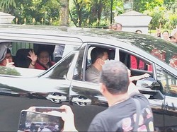 Megawati Lambaikan Tangan Tinggalkan Istana Batutulis