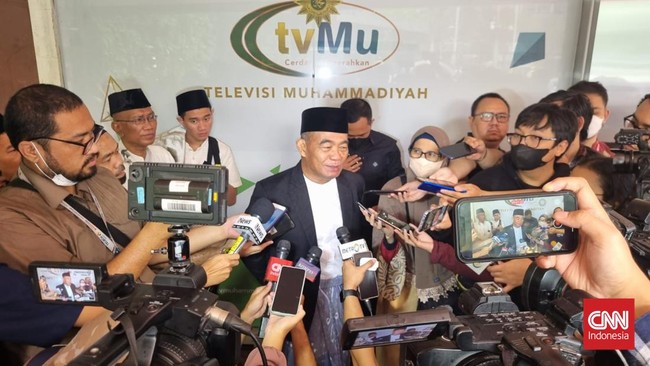Menko PMK Muhadjir Effendy ikut melaksanakan salat Idulfitri 1444 H di kantor PP Muhammadiyah, Menteng, Jakarta Pusat, Jumat (21/4) pagi.
