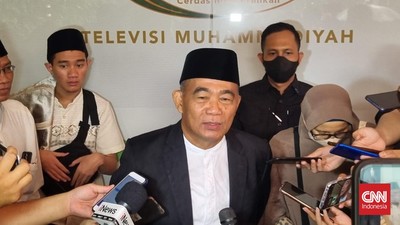 Menko PMK Muhadjir Effendy mengatakan santri Pondok Pesantren Al-Zaytun harus tetap mendapatkan hak pendidikannya.