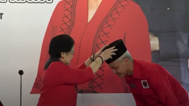 Golkar ungkap tawaran Megawati Soekarnoputri kepada Ridwan Kamil untuk menjadi bakal cawapres Ganjar Pranowo di Pilpres 2024.