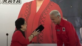 Sambut Ganjar Capres, Kader PDIP Solo Ramai-ramai Semir Rambut Putih