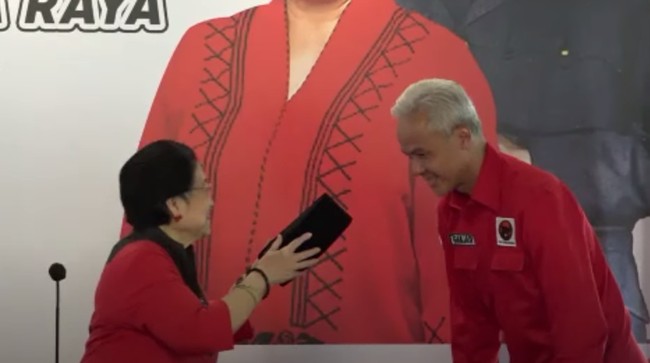 Sejumlah kader PDIP Solo mengecat putih rambut mereka di halaman kantor DPC PDIP Solo menyambut penunjukan Ganjar menjadi capres PDIP.