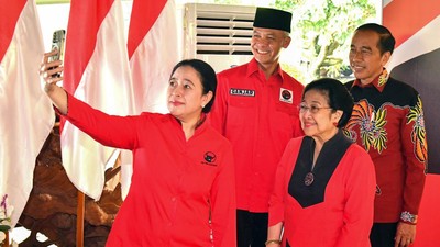 Ganjar Pranowo mengunggah momen swafoto bersama Megawati, Jokowi, Puan Maharani dan Prananda Prabowo.