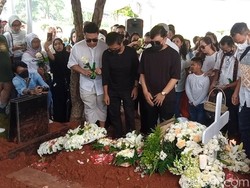 Momen Haru Keluarga dan Kahitna di Pemakaman Carlo Saba
