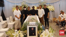 Carlo Saba Dimakamkan di Tanah Kusir, Personel Kahitna Iringi Prosesi
