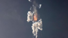 FOTO: Momen Pesawat Antariksa SpaceX Meledak Saat Uji Coba