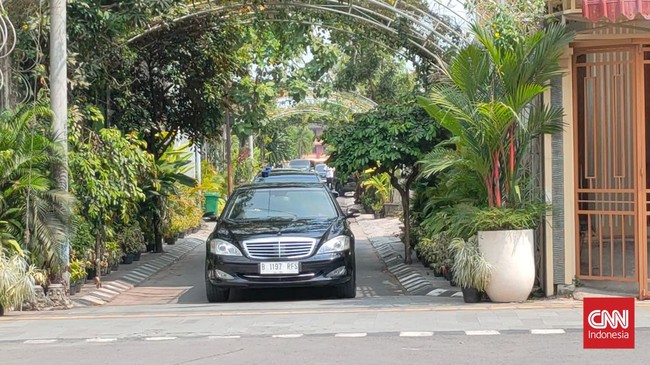 Presiden Jokowi meninggalkan kediamannya di Kelurahan Sumber, Banjarsari, Solo, Jumat (21/4), jelang pengumuman Ganjar Pranowo sebagai capres PDIP di Bogor.