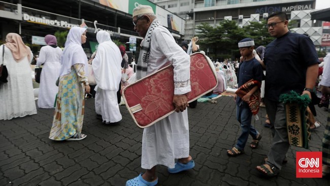 FOTO: Khusyuk Salat Id Muhammadiyah di Pelataran Mal Bekasi
