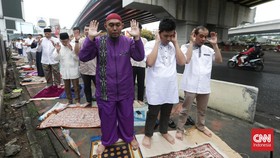 FOTO: Khusyuk Salat Id Muhammadiyah di Pelataran Mal Bekasi