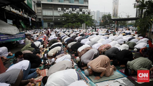Kemenko Pembangunan Manusia dan Kebudayaan (PMK) memprediksi lebaran Idulfitri 1445 Hijriah /2024 tak ada perbedaan. Semuanya merayakan di hari yang sama.