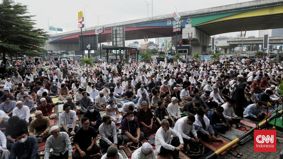 FOTO: Khusyuk Salat Id Muhammadiyah di Pelataran Mal Bekasi