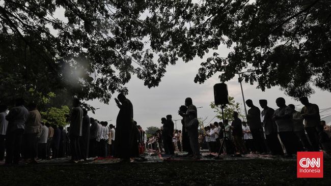 Jemaah dapat membaca kalimat tasbih di sela-sela takbir sholat Idul Fitri. Berikut bacaan takbir 7 dan 5 kali sholat Idul Fitri.