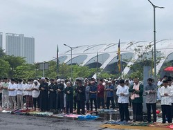 Salat Idul Fitri di Equestrian Park Jaktim Digelar di Tengah Hujan