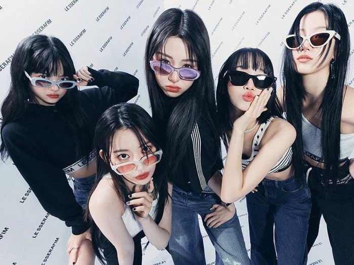 Selanjutnya, member LE SSERAFIM juga berpose ala supermodel awal tahun 2000-an yang sedang trend akhir-akhir ini./ foto: instagram.com/le_sserafim