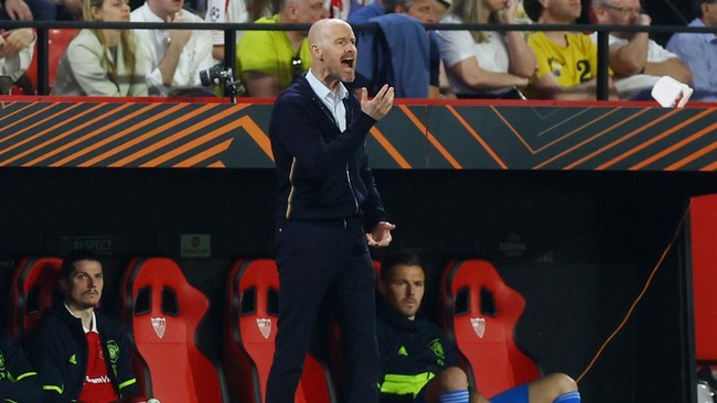 Pelatih Manchester United Erik Ten Hag murka melihat permainan timnya saat dibantai Sevilla 0-3 pada leg kedua perempat final Liga Europa.