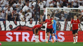 FOTO: Sevilla Superior, MU Tersungkur
