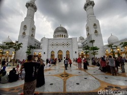 Jokowi Bakal Salat Id di Masjid Raya Sheikh Zayed Solo