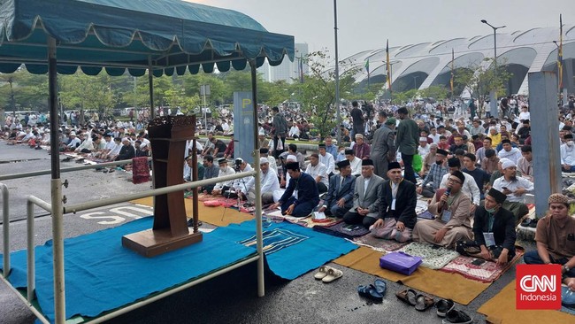 Suasana syahdu usai hujan mengawali pelaksanaan salat idul fitri muslim yang mengikuti ketetapan Muhammadiyah di Jakarta International Equestrian Park pagi ini.