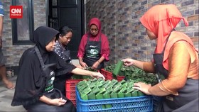 VIDEO: Jelang Lebaran, Kampung Lontong Wonokromo Kebanjiran Pesanan