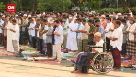 VIDEO: Warga Muhammadiyah Surabaya Salat Idulfitri Di Tugu Pahlawan