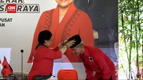 VIDEO: Ganjar Pranowo Dipakaikan Peci Oleh Megawati Usai Jadi Capres