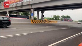 VIDEO: Arus Lalu Lintas Tol Jakarta-Cikampek Lancar H-1 Lebaran