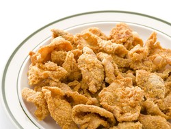 Tutorial Makan Ayam Goreng Ini, Bikin Penggemar Kulit Ayam Emosi